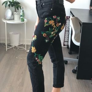 Embroidered black high-waisted jeans